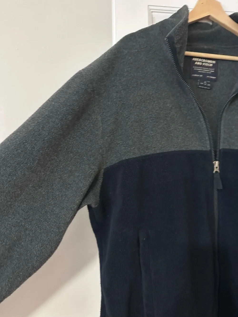 Vintage YTK Abercrombie & Fitch Men's Two-Tone Gray & Black Fleece Jacket